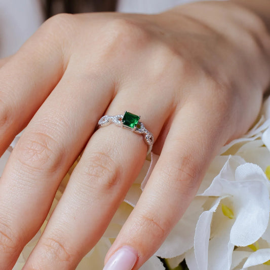 925 Sterling Silver Rhodium Plated Square Green CZ Center Stone Chain Design Shank Ring